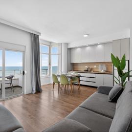 Wave Beachfront Apartments, hotelli kohteessa Durrës