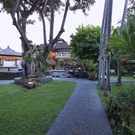 The Taman Ayu Seminyak 10 Minute walking to the BEACH、スミニャックのホテル