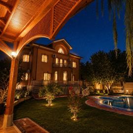 Elegant Family Villa with Pool & Garden, hotel en Qibray