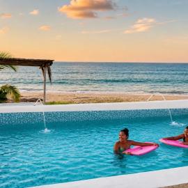 Casa frente al mar con piscina privada y BBQ en Zorritos, Tumbes, hotel din Cardalito