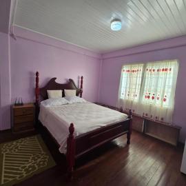 Five Hubs GuestHouse, хотел в Skeldon