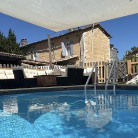 FatFully Riverside Farm, Spa, Apartments & Rooms, hotell i Combiers