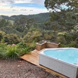 Fantail Point - secluded cabin with stunning views and outdoor bath, hotel din Upper Papamoa