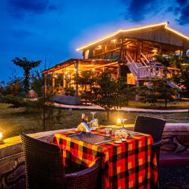 Equator Lodge & Campsite, готель у місті Kikorongo
