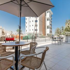 Andreas Beachfront Hostel, hotel in Larnaca