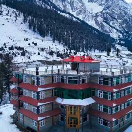 Gems Palace Hotel Naltar, hotel i Jugut