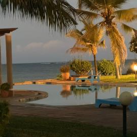 Beach Front 3 bedroom Condo with Pool, готель у місті Момбаса