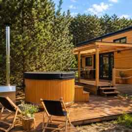 Oaza Święty Spokój - Tiny House z Balią i Jacuzzi przy rzece Narew, hotel di Rogóźno