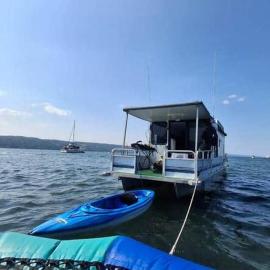 Knot Work Cayuga Lake 30ft Boat, hotel di Ithaca