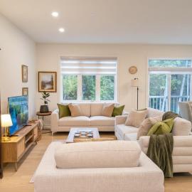 Bobcaygeon Bungalow, Near Lake, Sleeps 8, hotelli kohteessa Kawartha Lakes