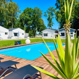 Lumi Resort Domki letniskowe z podgrzewanym basenem, ξενοδοχείο σε Rewal
