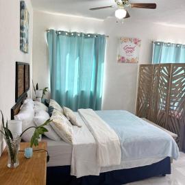 A Luxury Studio Near Beach, Golf and airport, хотел в Крайст Чърч