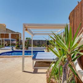 Cosy Gozo Bungalow with Shared Pool in Gharb, hotell i Għarb
