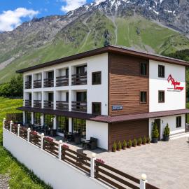 Alpine Lounge Boutique Hotel, hotelli kohteessa Kazbegi