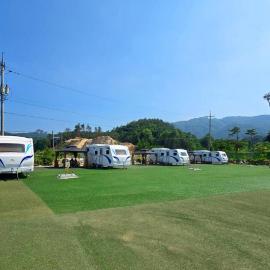 Goseong Lavender Camping Caravan, хотел в Госеонг