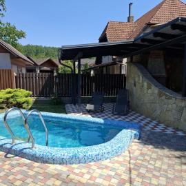 Outbreak 3 bedroom house with outdoor pool, BBQ and dining in Pirita, מלון בCorjova