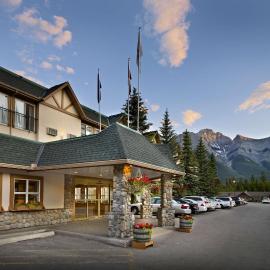 Coast Canmore Hotel & Conference Centre，位于坎莫尔的酒店
