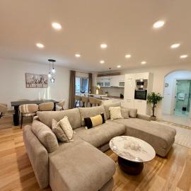 Golden Light Residence - Luxury Spacious Holiday Condo with Sea view, hotel en Pržno