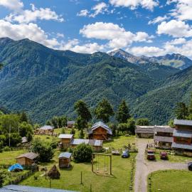 Heshkili huts and cabins Svaneti, hotel em Keshkili