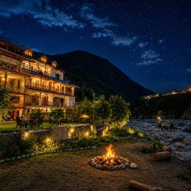 Sneha Riverside Cottage, Tirthan Valley - Best selling cottage in Jibhi 2025-26, khách sạn ở Jibhi