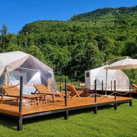 Sutjeska Glamping Domes, hotel di Tjentiste