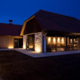Smrekarjeva Domačija, hotel Postojnában