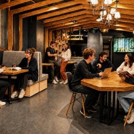 Namba Guesthouse HIVE، فندق في أوساكا