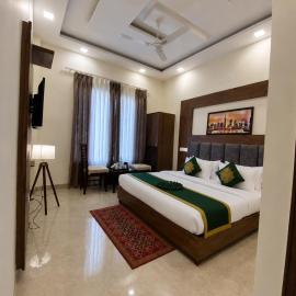 Hotel Woodlark Heights Zirakpur Chandigarh !! Family Hotel ! Easy Airport Access ! Budget Friendly
