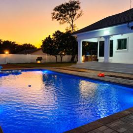 Poinsettia White House - Exclusive Private Villa with Pool, hotel a Livingstone