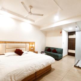 THE WHITE PREMIUM HOTEL - Smart Rooms By Organica Group, hotel em Phagwāra
