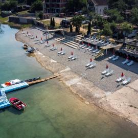 Wooden lakefront bungalow 'Miris Ljeta', hotel u Jablanici