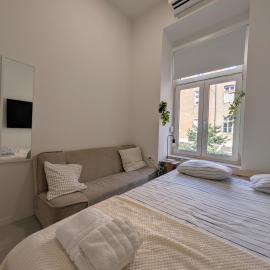 Tiny Studio With Detached Private Bathroom, hotel en Zagreb