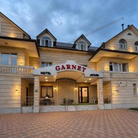 Garnet hotel, hotel sa Bishkek