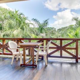 Parrot Room at Mahogany Hall -Gold Standard Certified, hotel San Ignacióban