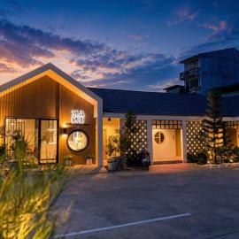 Mani Ranong Hotel, хотел в Ранонг