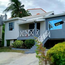 Home in Grand Anse, hotell i Saint Georgeʼs
