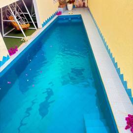Chambre salon cuisine piscine jacuzzi Saly – hotel w mieście Mbour