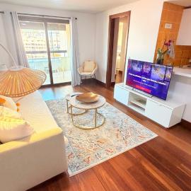 Seaside one bedroom apartment with terraces, garage & swimming pool, hotel in Cascais