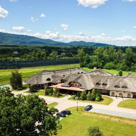 Dworek Góralski Restauracja Hotel & SPA, hotelli kohteessa Łodygowice