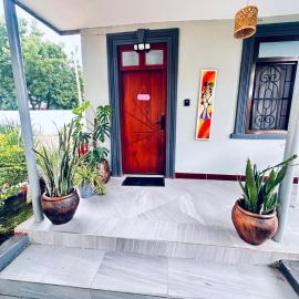 Easyhomes bungalow apartment، فندق في دار السلام