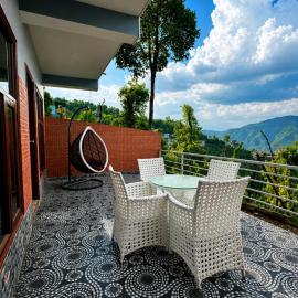 Grand Vista Retriet- A luxury Mountain View Property In Mussoorie By Lilly, hotel u gradu 'Mussoorie'