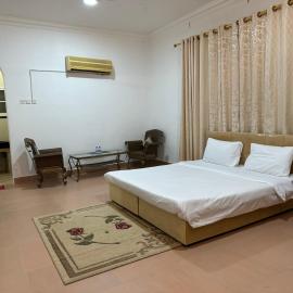 Simple Beach Stay 100m to Dahariz Beach Salalah, hotell i Salalah