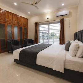 Studio 13, Hotel in Islamabad