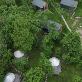Tinutul Luanei Glamping Resort, hotel v destinácii Bozioru