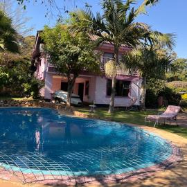 Premier Guest Lodge and Airport Shuttle Services, hotel en Harare