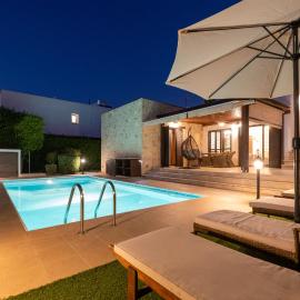 Villa Elysia Argaka - Seaview Bungalow Villa with Private Pool, Garden, Panoramic Roof Terrace and 3-Min Walk to Sea, hôtel à Argaka