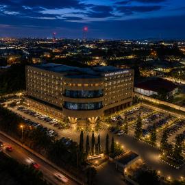 Royalbirds Hotel & Towers, хотел в Акуре