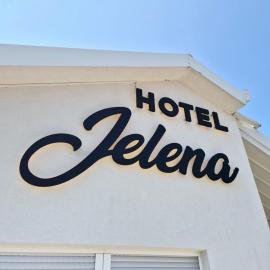 Hotel Jelena, готель у місті Brnaze