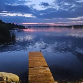 Piestātne Riverside Cabins with Sauna, Hot Tub & Private Pier，位于Katlakalns的酒店