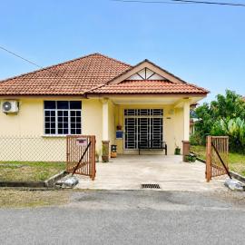 Chelong Homestay 4BR Fully Aircond near stadium Gong Badak, hotel a Kampong Bukit Berangan
